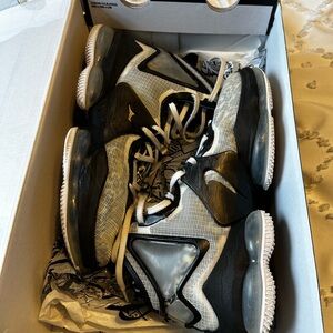 LEBRON XIX BASKETBALL SHOES